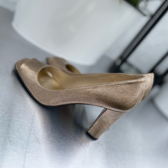 NEW ⭐️ Stuart Weitzman Gold Patent Leather Square Shaped Peep Toe Pumps - Picture 3 of 6